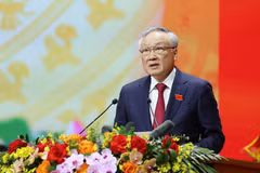 Politburo member, Permanent Vice Secretary of the Government’s Party Committee, and Standing Deputy Prime Minister Nguyen Hoa Binh presents the draft political report. (Photo: VNA)