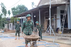 Hue officers, soldiers and local residents in the central city of Hue are working at full speed to complete solid new homes for natural disaster-hit families (Photo: VNA)