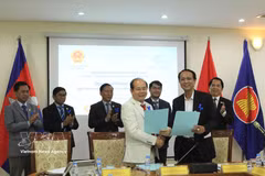 Vietnamese and Cambodian businesses sign an MoU during a thematic discussion on cooperation and investment opportunities in the healthcare sector. (Photo: VNA)