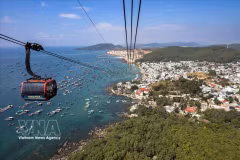 The Hon Thom cable car system in Phu Quoc, An Giang province, is the world's longest 3-wire cable car. (Photo: VNA) 