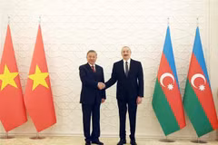 Azerbaijani President Ilham Aliyev (R) welcomes General Secretary of the Communist Party of Vietnam (CPV) Central Committee To Lam in Baku on May 7 (Photo: VNA)