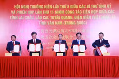 The minute of the fifth annual conference between the Secretaries of the Party Committees of Vietnam’s Lai Chau, Lao Cai, Tuyen Quang, and Dien Bien provinces, and Secretary of the Communist Party of China (CPC) Yunnan provincial Committee, is inked at the event. (Photo: VNA) 