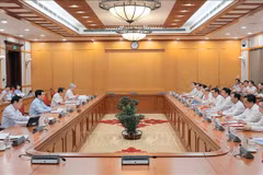 Politburo member and State President Luong Cuong (second from left) chairs the meeting with the Standing Board of the Phu Tho Party Committee on September 8. (Photo: VNA)