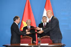 Party General Secretary Nguyen Phu Trong and Hungarian Prime Minister Viktor Orbán witness the signing ceremony of the Memorandum of Understanding between the Hungarian Water Industry Association and the People's Committee of Thanh Hoa province on the Clean Water Supply Project in Thanh Hoa province, on September 10, 2018. (Photo: VNA)