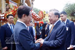 General Secretary of the Communist Party of Vietnam Central Committee and State President To Lam (right) bids farewell to President of the Republic of Korea Lee Jae Myung on April 24. (Photo: VNA)