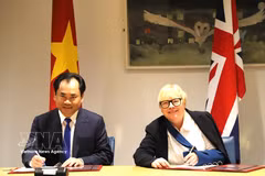 Vietnamese Minister of Agriculture and Environment Trinh Viet Hung (L) and UK Secretary of State for Environment, Food and Rural Affairs Angela Eagle sign a Memorandum of Understanding on cooperation in agriculture, environment, climate change adaptation and sustainable development. (Photo: VNA)