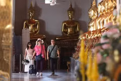 Visitors to a pagoda in Bangkok, Thailand (Photo: Xinhua/VNA)