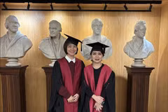 Doctors Do Thi Ngoc Linh (left) and Le Diep Linh at the RCS membership certificate award ceremony in London. (Photo: VNA)