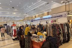 Held in early August at the heart of Bandung, this year's the Indonesia Batik & Craft Festival 2025 brings together nearly 100 participants. (Photo: VNA)
