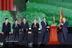 General Secretary of the Communist Party of Vietnam Central Committee and President To Lam (first, right) presents a statue of President Ho Chi Minh to the Party organisation, authorities and people of Thai Nguyen province. (Photo: VNA) 