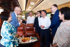 Chairman of the Thai Nguyen People’s Committee Nguyen The Manh talks with the spouses of ambassadors and heads of foreign diplomatic missions in Vietnam aboard the Heritage Train (Photo: VNA)