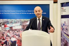 Newly-appointed French Ambassador to Vietnam Didier Le Bret speaks at a press meeting in Hanoi on October 30, 2026 (Photo: VNA)
