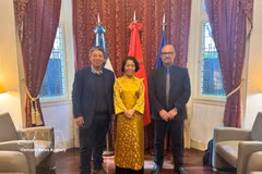 Vietnamese Ambassador to Argentina Ngo Minh Nguyet (centre) in a photo with representatives of the Communist Parties of Uruguay and Argentina (Photo: VNA)