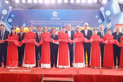 At the ribbon-cutting ceremony to inaugurate Spectre 2 Hung Yen garment factory (Photo: VNA)