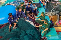 Officers and soldiers of Truong Sa border post conduct a legal education session for local fishermen. (Photo: VNA)