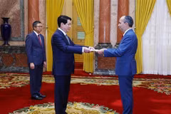 State President Luong Cuong receives credentials from Cuban Ambassador Rogelio Polanco Fuentes. (Photo: VNA)