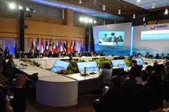 At a meeting on the sidelines of the 59th ASEAN Foreign Ministers’ Meeting (AMM-59) and Related Meetings in Manila, the Philippines. (Photo: Courtesy of Vietnamese Ministry of Foreign Affairs)