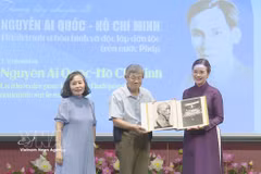 Representatives of overseas Vietnamese families in France present the Ho Chi Minh Relic Site at the Presidential Palace with valuable archival documents and photographs of President Ho Chi Minh preserved in France. (Photo: VNA)
