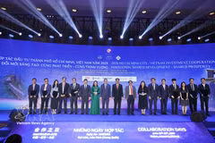 Delegates pose for a commemorative photograph following the cooperation announcement ceremony and the presentation of letters of intent for cooperation at the Ho Chi Minh City investment cooperation forum. (Photo: VNA)