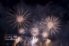 Fireworks light up the Han River in a dazzling display (Photo: VNA)