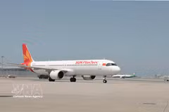 Sun PhuQuoc Airways' inaugural flight from Hanoi to Hong Kong lands at Hong Kong Airport. (Photo: VNA)