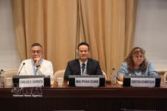 Ambassador Mai Phan Dung (centre), Permanent Representative of Vietnam to the UN in Geneva, moderates the discussion in Geneva on September 29. (Photo: VNA)