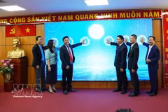 Representatives of the Ho Chi Minh City Department of Industry and Trade and Arobid Technology JSC launch the Expo Platform in Ho Chi Minh City on September 29 (Photo: VNA)
