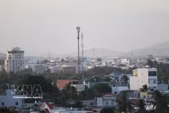 Telecommunications infrastructure serving mobile and internet services in Dong Hai ward, Khanh Hoa province. (Illustrative photo: VNA)