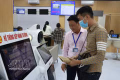 A civil servant guides a resident on how to search for administrative information through the AI system in Dong Nai city. (Photo: VNA)