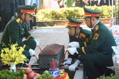 Soldiers prepare to conduct the burial ceremony for the remains of a martyr at the Quang Tri Martyrs' Cemetery. (Photo: VNA)