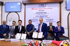Representatives from Vietnam's VECOM businesses and IVCCI sign an MoU on strengthening business connections, supporting market access, and developing bilateral cooperation activities. (Photo: VNA)