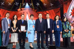 NA Chairman Tran Thanh Man (fourth, right) poses for a photo with VNA leaders and award-winning authors. (Photo: VNA)
