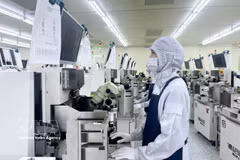 The semiconductor industry is directly linked to the competitiveness, technological autonomy and security of each country, requiring domestic capabilities to develop in tandem with international cooperation. (Illustrative photo: VNA)