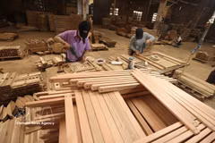 Workers make outdoor wooden furniture for export to the European market at Hong Ngoc Co., Ltd's factory, Phu Tai Industrial Park, Quy Nhon Bac ward, Gia Lai province. (Photo: VNA)