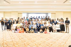 Vietnamese Ambassador to India Trinh Minh Manh and Vietnamese expats pose for a group photo at the meeting in Tamil Nadu state on September 20 (Photo: VNA)