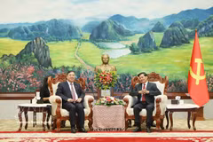 Standing Deputy Prime Minister Pham Gia Tuc (left) meets with Party General Secretary and President of Laos Thongloun Sisoulith in Vientiane on September 21, 2026. (Photo: VNA)
