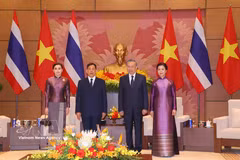 General Secretary of the Communist Party of Vietnam Central Committee and President To Lam (second from right) and his spouse, Ngo Phuong Ly, welcome King of Thailand Maha Vajiralongkorn Phra Vajiraklaochaoyuhua and Queen Suthida Bajrasudhabimalalakshana in Hanoi on the morning of September 15. (Photo: VNA)