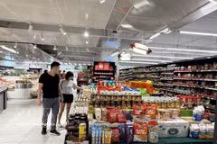 Consumers select goods at a supermarket in Kuala Lumpur. (Photo: VNA)