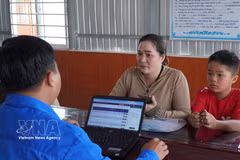 A resident of Tran Phan commune, Ca Mau province, is guided in carrying out administrative procedures. (Photo: VNA)