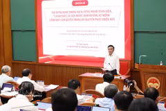 Politburo Member and Permanent Member of the Party Central Committee’s Secretariat Dr Tran Cam Tu delivers a thematic presentation on the Party building on September 15. (Photo: VNA)
