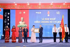 Party General Secretary To Lam presents the Ho Chi Minh Order to the Vietnam News Agency at a ceremony marking the 80th anniversary of the agency’s Traditional Day (September 15, 1945 – 2025). This was the third time the Vietnam News Agency had been granted the honour. (Photo: VNA)