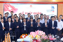 Participants pose for a group photo at the hybrid send-off ceremony for the Vietnamese delegation participating in the 48th WorldSkills Competition in China. (Photo: VNA)
