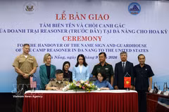 The ceremony for the handover of the name sign and guardhouse of the former US Marine Corps Camp Reasoner to the US side in Da Nang on September 15 (Photo: VNA)