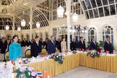 General Secretary of the Communist Party of Vietnam Central Committee and President To Lam and his spouse Ngo Phuong Ly, together with King of Thailand Maha Vajiralongkorn Phra Vajiraklaochaoyuhua and Queen Suthida Bajrasudhabimalalakshana, join other delegates in the flag-raising ceremony as part of the banquet. (Photo: VNA)
