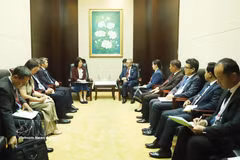 Lao Deputy Prime Minister and Minister of Foreign Affairs Thongsavanh Phomvihane (right) hosts a reception for Vietnamese Deputy Minister of Foreign Affairs Nguyen Thi Hoang Van in Vientiane on September 14. (Photo: VNA)