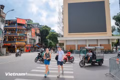 According to the Hanoi Department of Agriculture and Environment, the first phase of the project on a “Low-emission zone within Ring Road No. 1” is being implemented from July 1 through the end of 2026 in Areas 1 and 2 of Hoan Kiem ward. (Photo: VietnamPlus)