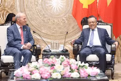 Politburo member, Secretary of the Party Central Committee and Chairman of the committee’s Inspection Commission Tran Sy Thanh (R) receives Canadian Ambassador to Vietnam Jim Nickel in Hanoi on June 11. (Photo: VNA)