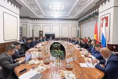 The Hanoi delegation led by Politburo member and Secretary of the municipal Party Committee Tran Duc Thang holds a working session with Russian State Secretary and Deputy Minister of Transport Dmitry Zverev to discuss railway development cooperation on August 13, 2026. (Photo published by VNA) 