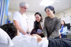Madame Ngo Phuong Ly visits a patient under treatment at HUDERF (Photo published by VNA)