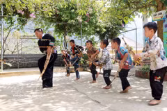 Students are taught how to perform "khen". (Illustrative photo: VNA)